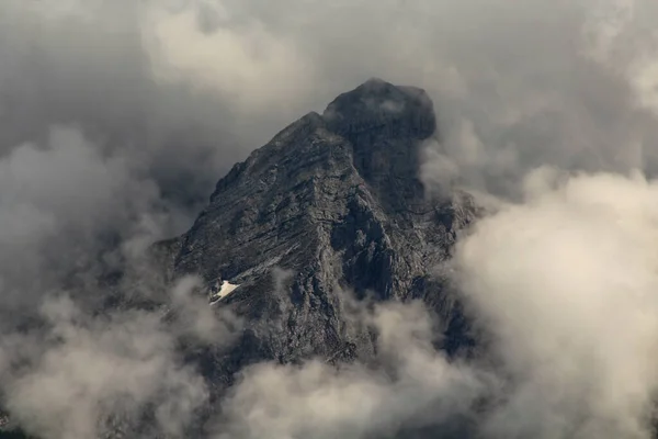 雲に覆われた山頂の眺め — ストック写真