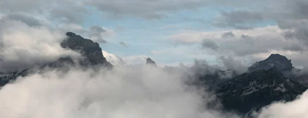 Гірські Вершини Затьмарені Хмарами — стокове фото
