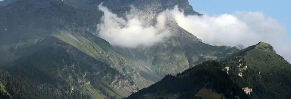 Nuvens Uma Encosta Montanha — Fotografia de Stock