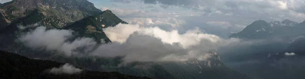山と雲に囲まれた高山風景 — ストック写真