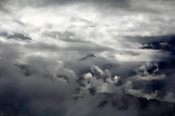 Eine Wolkenlandschaft Den Bergen — Stockfoto