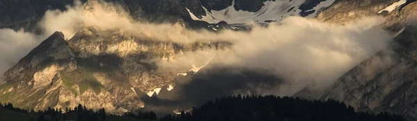 Detalj Moln Som Rör Sig Längs Ett Berg — Stockfoto