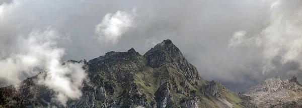 Vista Panorâmica Pico Montanha Nuvens — Fotografia de Stock