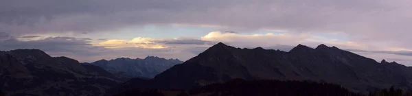 Панорамний Вид Гірський Масив Заході Сонця — стокове фото