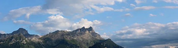 Альпійська Пейзажна Панорама Гірським Піком Хмарами Влітку — стокове фото