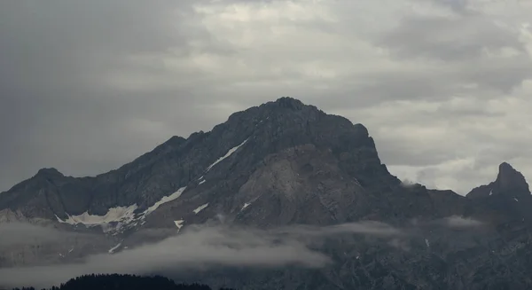Szczyt Góry Przy Złej Pogodzie — Zdjęcie stockowe