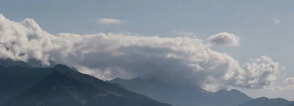 山脈と雲のパノラマビューです — ストック写真