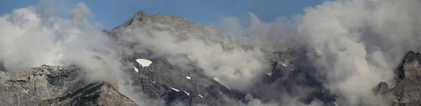 Blick Auf Einen Von Wolken Verdeckten Berg — Stockfoto