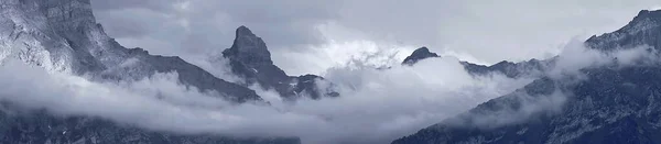Панорамний Вид Гірський Хребет Частково Затьмарений Хмарами — стокове фото