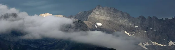 Paisaje Alpino Con Pico Montaña Rocosa Nubes Atardecer — Foto de Stock