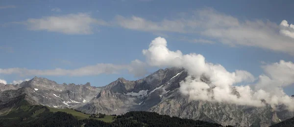 夏は山と雲に囲まれた高山の風景 — ストック写真