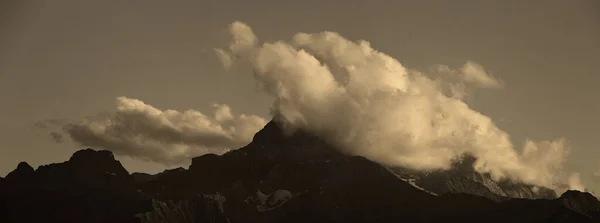 Вид Гору Хмарами Навколо Піку — стокове фото
