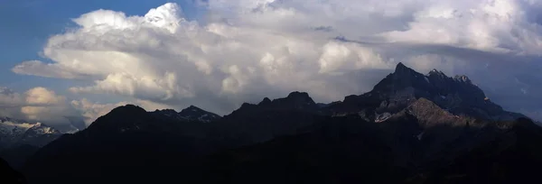 Blick Auf Einen Berg Und Wolken — Stockfoto