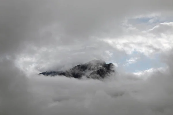 Cima Della Montagna Oscurata Dalle Nuvole — Foto Stock