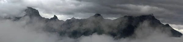 Гірський Хребет Туманній Погоді — стокове фото