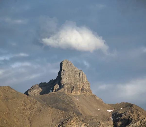 Kleine Wolke Schwebt Über Einem Berggipfel — Stockfoto