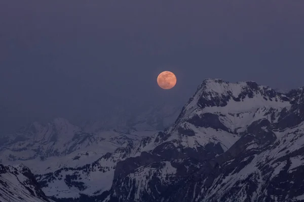 Visão Noturna Montanha Com Lua Nascente — Fotografia de Stock