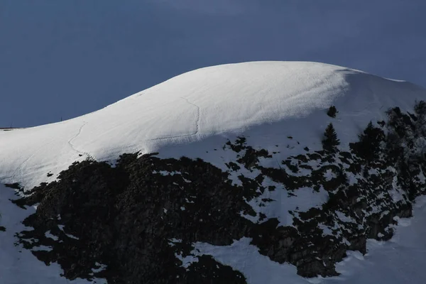 Neve Coberta Topo Uma Colina — Fotografia de Stock