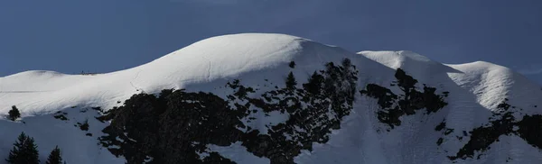 雪が丘の上を覆い — ストック写真