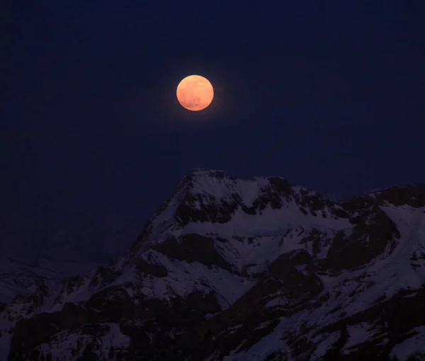 Альпійський Пейзаж Висхідним Місяцем — стокове фото