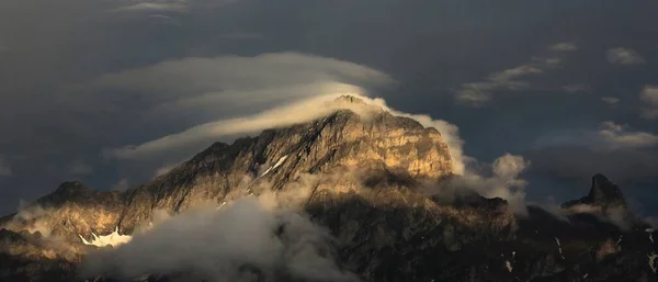 日没時の山と雲 ストック写真