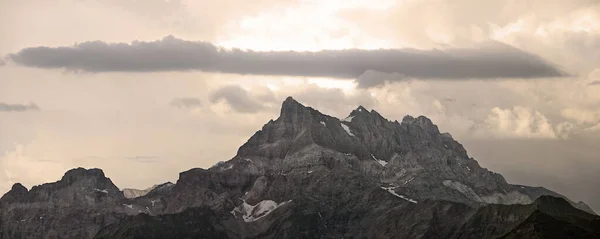 山頂と雲の眺め ロイヤリティフリーのストック写真