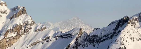 尾根の後ろの山の峰のパノラマビュー ストック画像