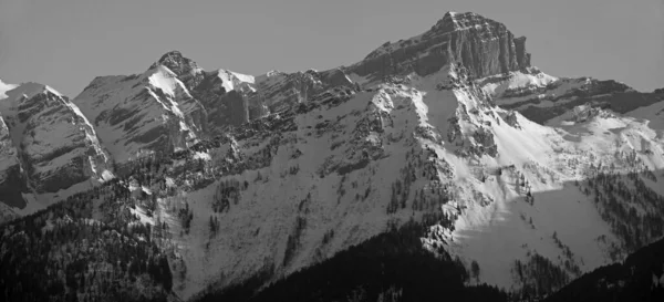 冬は山の斜面がある高山の風景 ストック写真