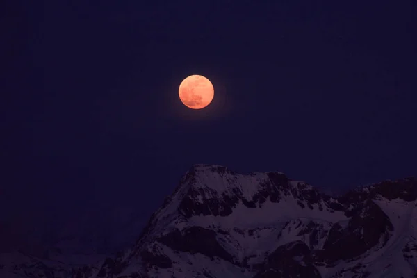 Paisaje Alpino Con Luna Naciente Fotos de stock