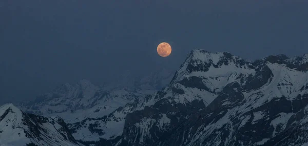 Paisaje Alpino Con Luna Naciente Imagen de stock