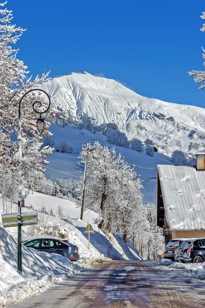 Village dans les montagnes — Photo