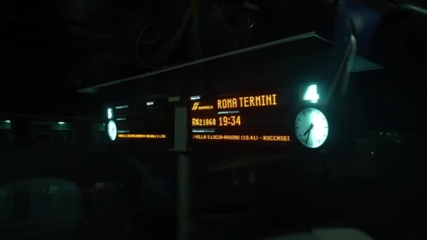 CASSINO, ITALIE - 18 SEPTEMBRE 2020 : Départ en soirée du train de la gare centrale de Cassino à Roma Termini, informations sur l'horaire des trains sur le panneau lumineux noir du chemin de fer — Video