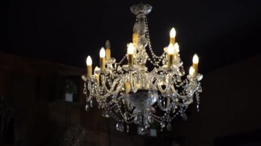 Karanlık odada asılı Retro avize, her yeri aydınlatan klasik tarzda güzel bir lamba. Kristal detaylar dekorasyon avizesi, antika nesne dekorasyon odası ve özel bir retro yaratma