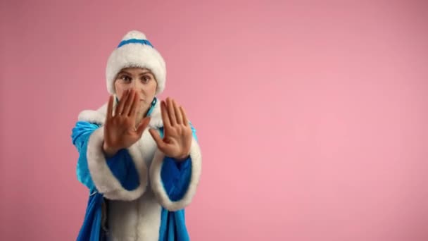 Испуганная женщина в синем рождественском костюме показывает знак "стоп" с руками, никакого жеста перед камерой. Снегурочка, демонстрирующая эмоции страха, остановите жест — стоковое видео