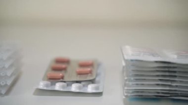 Beyaz arka planda çeşitli antibiyotikler, ağrı kesiciler, şişeler ve haplar. Sağlık ve terapi için ilaç ürünleri, hastaneler için tıbbi malzemeler. Pahalı ilaçlar ve...