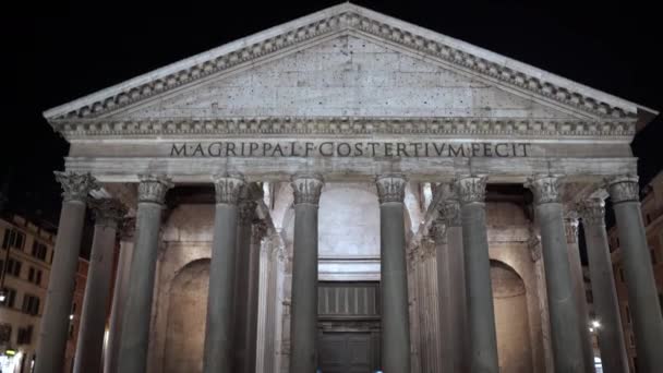 Majestätischer römischer Pantheon-Tempel, nachts beleuchtet, lateinische religiöse Inschrift auf Marmorfelsen über den hohen kaiserlichen Säulen. Pantheon als italienisches architektonisches Erbe