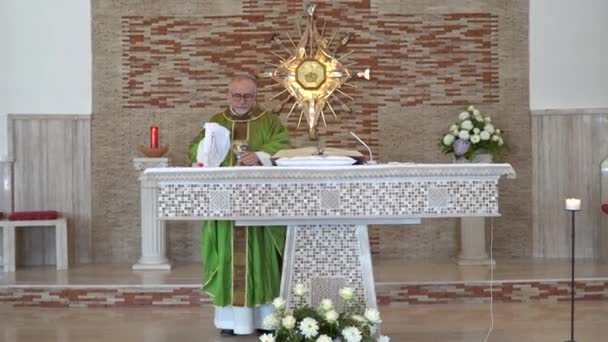 CASSINO, ITALIA - 18 DE OCTUBRE DE 2020: Pan y vino sacramental llamado Sagrada Eucaristía, cuerpo y sangre de Jesucristo. Antiguo sacerdote italiano celebrando la ceremonia de comunión en la pequeña iglesia provincial de Cassino — Vídeo de stock