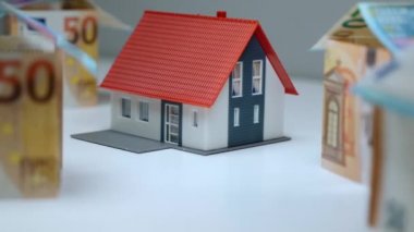 Kiralık iş konsepti, inşaat endüstrisi pazarında emlakçılarla işbirliği. Müşteriler için ev modeli projesi, gayrimenkul alımında para yatırımları. Emlak ipoteği