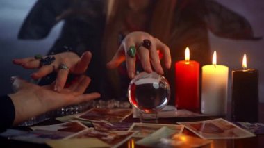 Cinsellik ruhlarla ya da öbür dünyayla bağlantı kurmak ve insanların kaderini ve gelecekteki yaşamlarını tahmin etmek için paranormal bir yöntemdir. Genç cadı sihirli gücünü ve kristal küreyi farklı ritüeller için kullanıyor, kaderi okumak için.