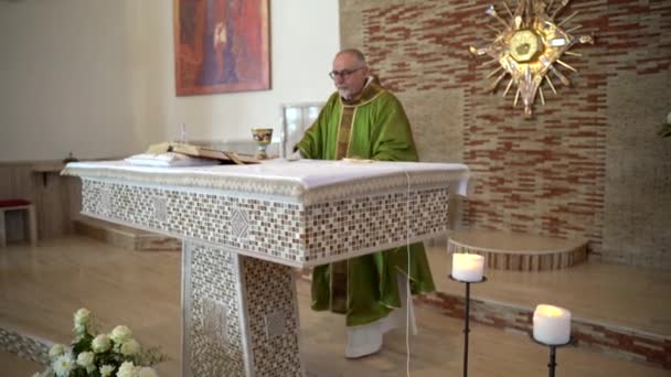 CASSINO, ITÁLIA - OUTUBRO 18, 2020: Sacerdote católico local realizando uma atuação religiosa na igreja, pastor de meia-idade genuflectindo e levantando-se dos joelhos diante do altar sagrado. Rituais sagrados — Vídeo de Stock