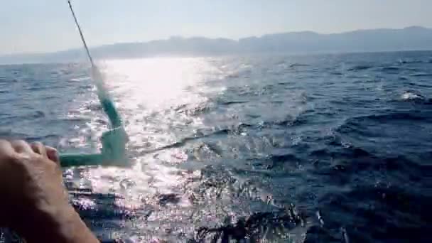 Kitesurf-Sport bei Sonnenuntergang, Reiten auf dem Wasser mit erstaunlichen Sonnenstrahlen Reflexionen auf der Oberfläche. Surfer halten Ausrüstung Griff und fahren schnell durch das Wasser Spritzer und starkem Wind, tropische — Stockvideo