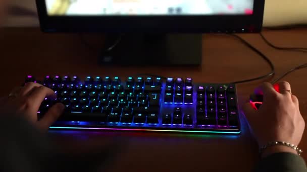 Vista superior da mesa de jogadores com tela de computador moderno, mouse e teclado com iluminação de espectro retroiluminado. Online vídeo gamer segurando torneios e entretenimento em casa, eletrônica digital — Vídeo de Stock