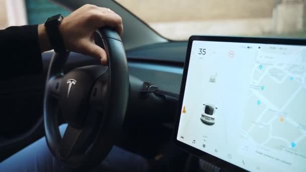 RZYM, WŁOCHY - KWIECIEŃ 28, 2021: Ręce profesjonalnego kierowcy na nowoczesnym autonomicznym kierownicy samochodu Tesla, człowiek trzymający jazdę próbną wzdłuż starożytnej rzymskiej ulicy we Włoszech i pokazujący system samojezdny — Wideo stockowe