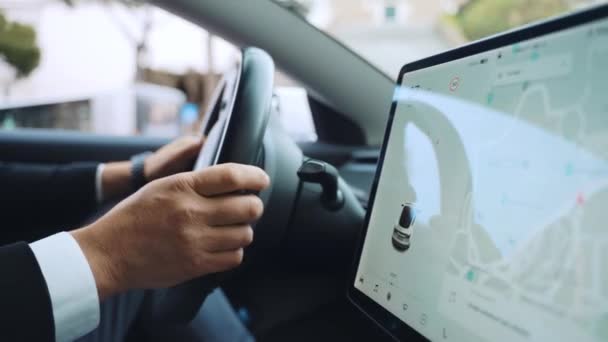 Seitenansicht von Personen, die beim Autofahren auf der Straße das Lenkrad in der Hand halten, Geschäftsmann mit Touchscreen-Monitor für Navigations-Apps und andere Online-Funktionen. Fahrer überschlägt sich mit Auto — Stockvideo