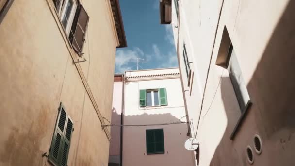 Blick von außen auf majestätische Gebäude mit klarem blauem Himmel, kleines italienisches Dorf in der Provinz Viterbo mit charakteristischen architektonischen Merkmalen und Sehenswürdigkeiten — Stockvideo