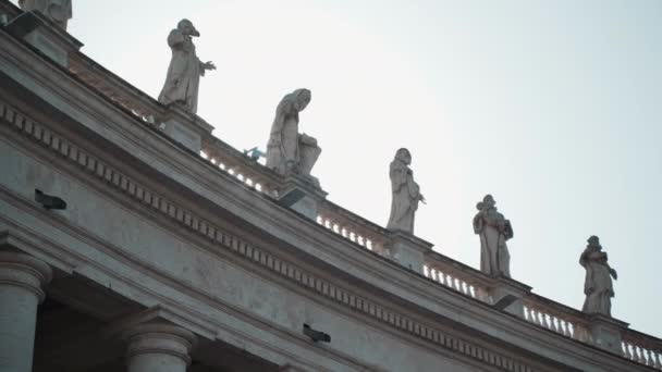 Vatikan 'ın sütunlarındaki mermer havariler güneş ışığı altında, Hristiyanlığın tarihi eserleri ve eski İtalyan İmparatorluğu devleti. Vatikan 'ın Aziz Peters Bazilika Meydanı' ndaki mermer havariler — Stok video