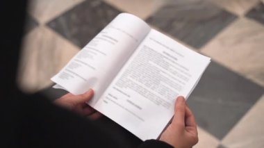 Tanınmayan rahibenin kilisede oturduğu ve elinde kağıt dua kitabı tuttuğu, sadık ablasının her sabah dua ettiği, Tanrı 'ya şükrettiği ve dünyada barış için yalvardığı en iyi manzara.