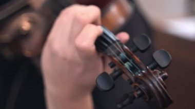 Kilisede keman çalan rahibelerin el resimleri, kilise korosuyla senfonide akustik beste yapan yetenekli dini kız kardeş. Dini