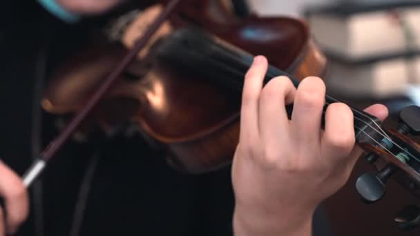 Close-up details shot van nonnen handen spelen van de viool in de kerk tijdens de traditionele religieuze ceremonie, non met professionele muzikant vaardigheden uitvoeren van verheerlijkende liederen op kerkmis. Muzikaal — Stockvideo