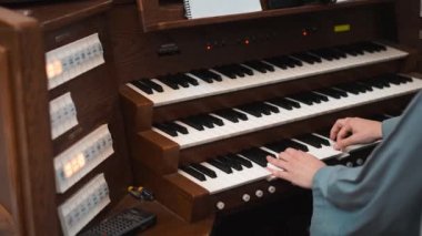 Kilise rahibesinin katedralde ya da vaftiz töreninde piyano çalması, yetenekli rahibelerin görkemli tapınak orgu piyano klavyelerini çalması. Kilise müzik aletleri